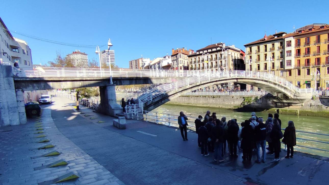 Recorrido por los cuatro puentes fijos de Bilbao reconstruidos. 28.11.2024. / Foto Asociación 5 de octubre de Docentes Jubilados.