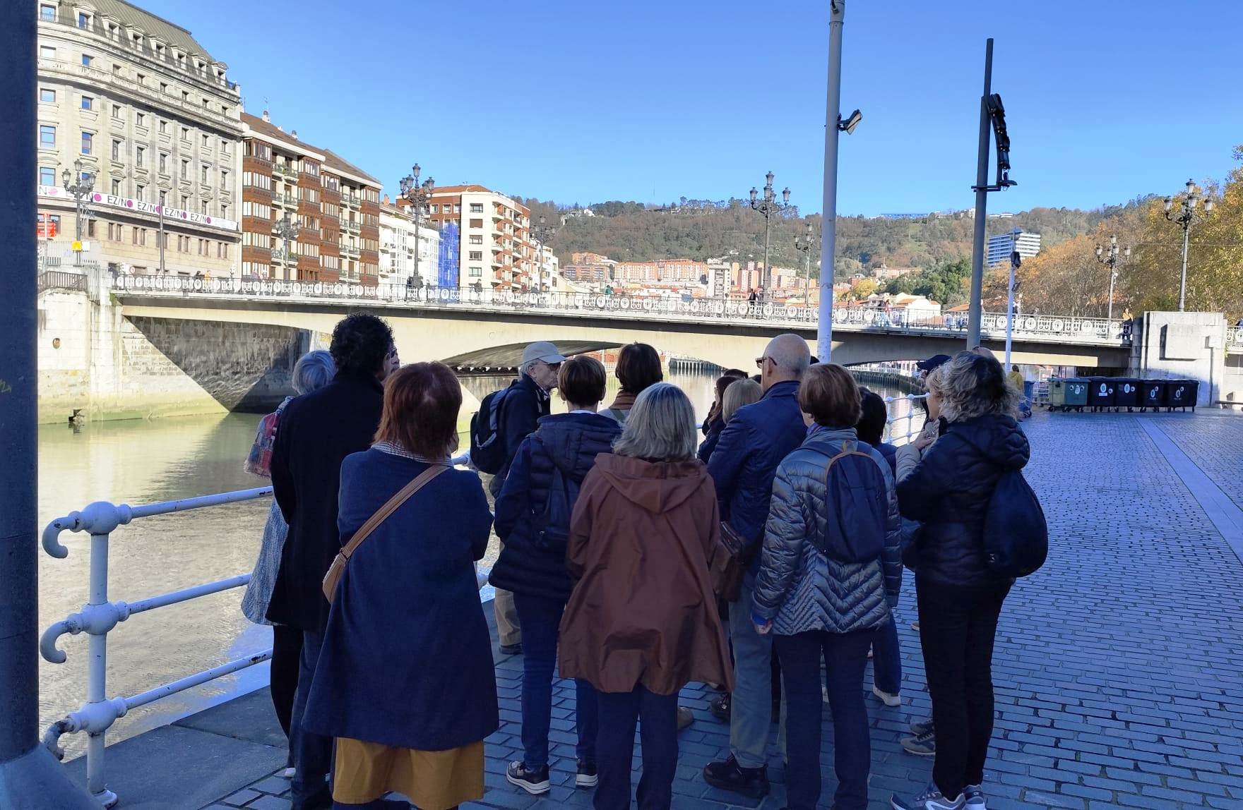 Recorrido por los cuatro puentes fijos de Bilbao reconstruidos. 28.11.2024. / Foto Asociación 5 de octubre de Docentes Jubilados.