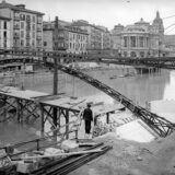 Pasarela de La Ribera. Colocación de las armaduras rígidas. 1938. / Foto: Fundación Sancho el Sabio