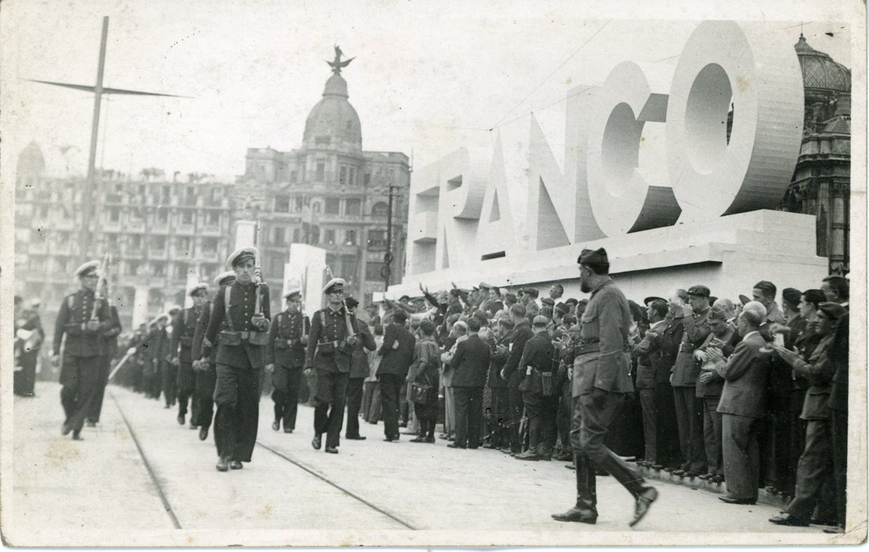 Inauguración de los cuatro puentes fijos. Desfile en el puente del Arenal. 19 de junio de 1938. / Foto: colección Joaquín Cárcamo Martínez.