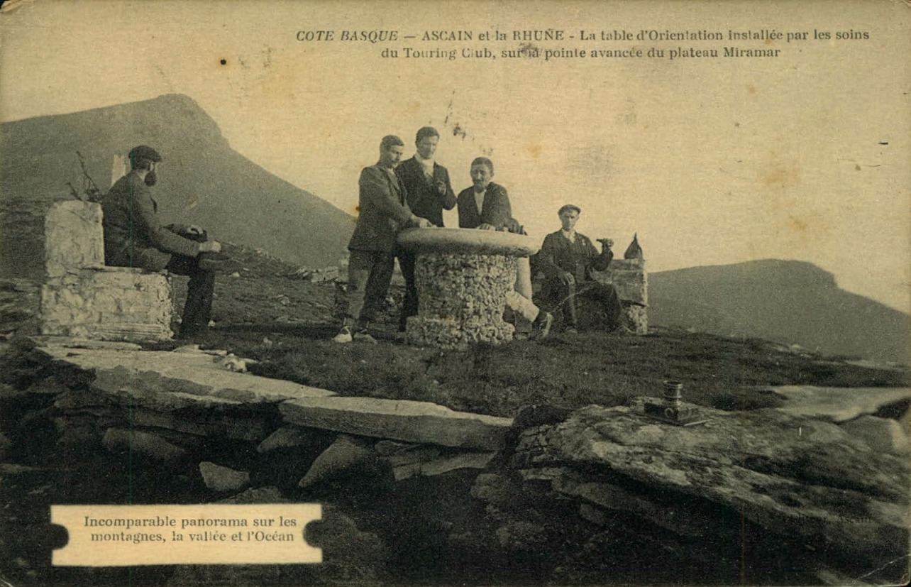 Mesa de orientación en la cima de Miramar, Ascain. Postal. / Colección Joaquín Cárcamo Martínez.